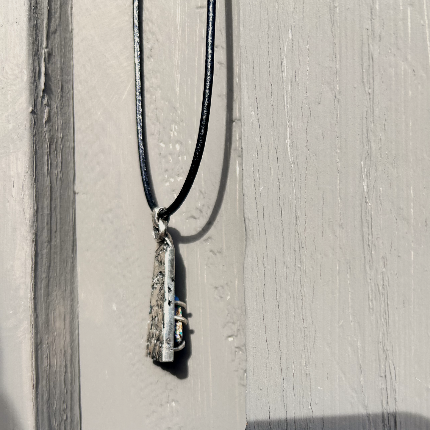 vue de profil plaque serti de l'opale