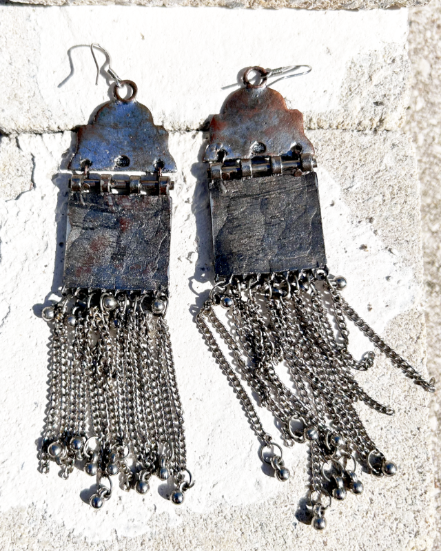 Boucles sur crochets inox,  d'un autre âge, d'inspiration indienne avec deux paons s'embrassant sous l'alcove. Refashion, vue arrière.