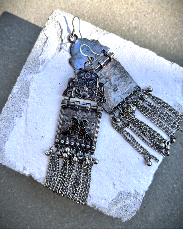 Boucles sur crochets inox,  d'un autre âge, d'inspiration indienne avec deux paons s'embrassant sous l'alcove. Refashion, vue de dessus.