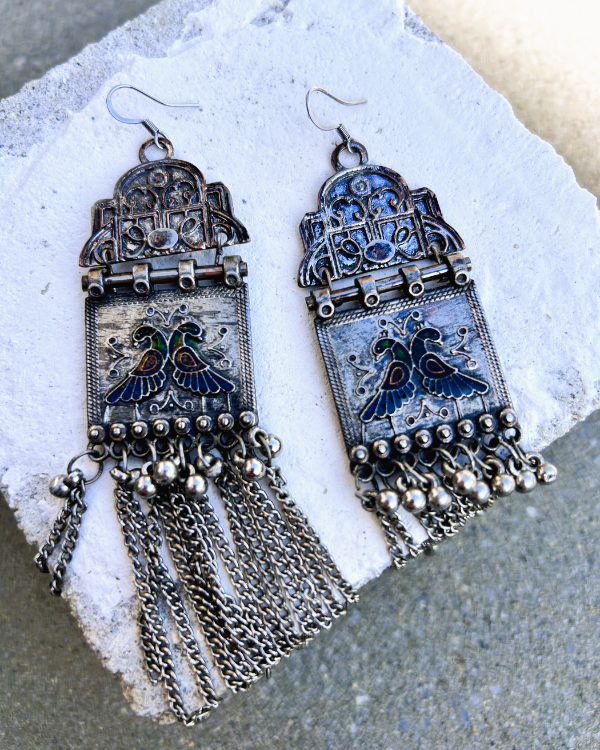 Boucles sur crochets inox,  d'un autre âge, d'inspiration indienne avec deux paons s'embrassant sous l'alcove. Refashion, Vue de dessus à l'ombre.