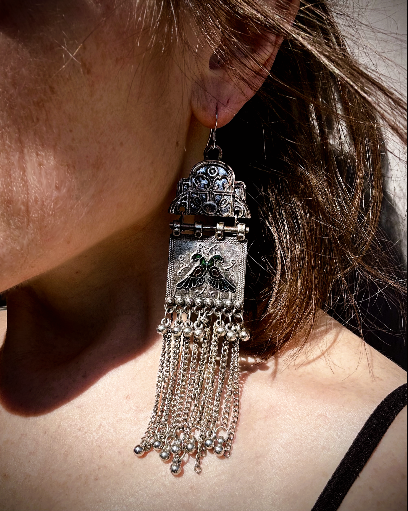 Boucles sur crochets inox,  d'un autre âge, d'inspiration indienne avec deux paons s'embrassant sous l'alcove. Refashion, Vue portées de profil dans le soleil.