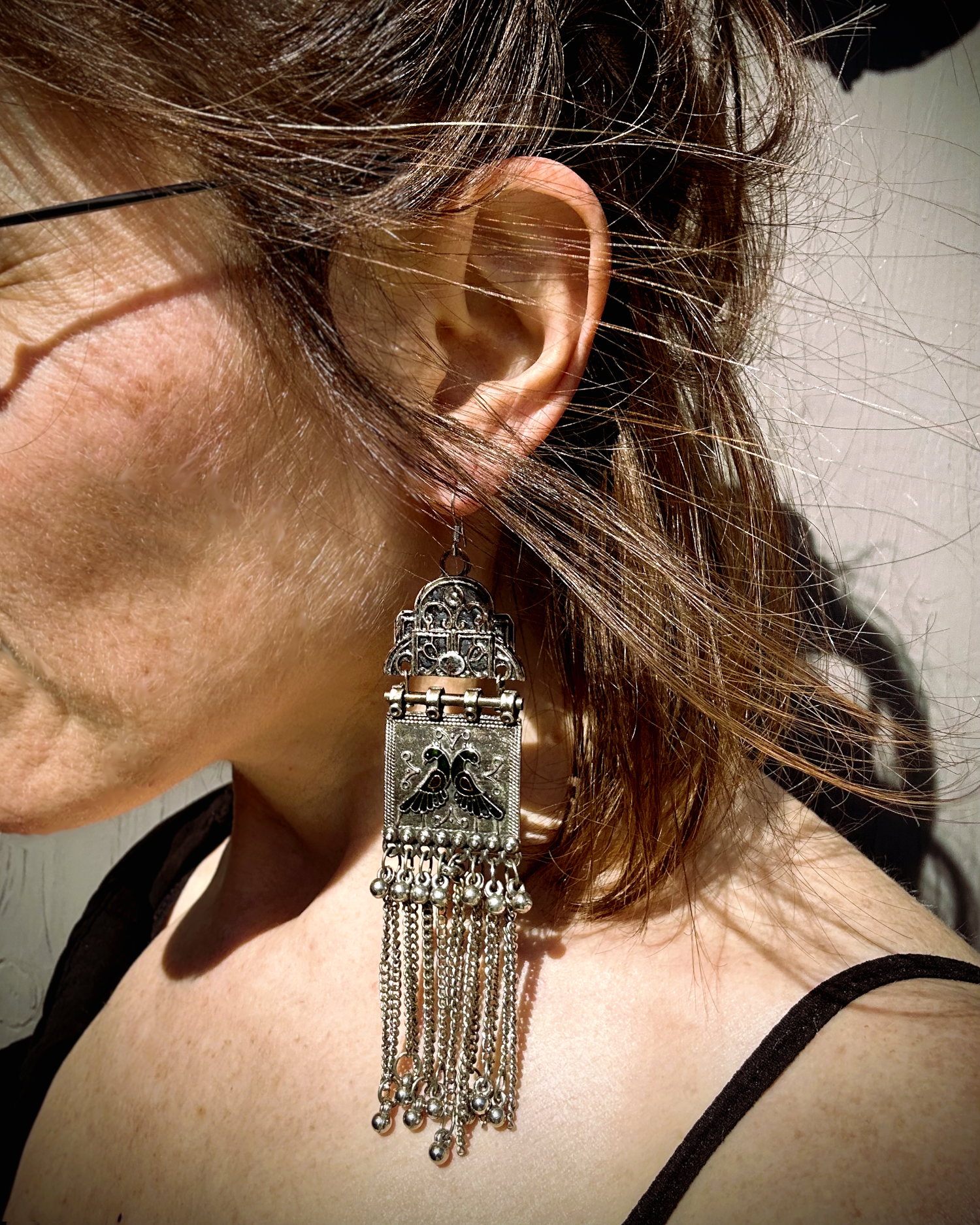 Boucles sur crochets inox,  d'un autre âge, d'inspiration indienne avec deux paons s'embrassant sous l'alcove. Refashion, Vue portées de profil dans le soleil.