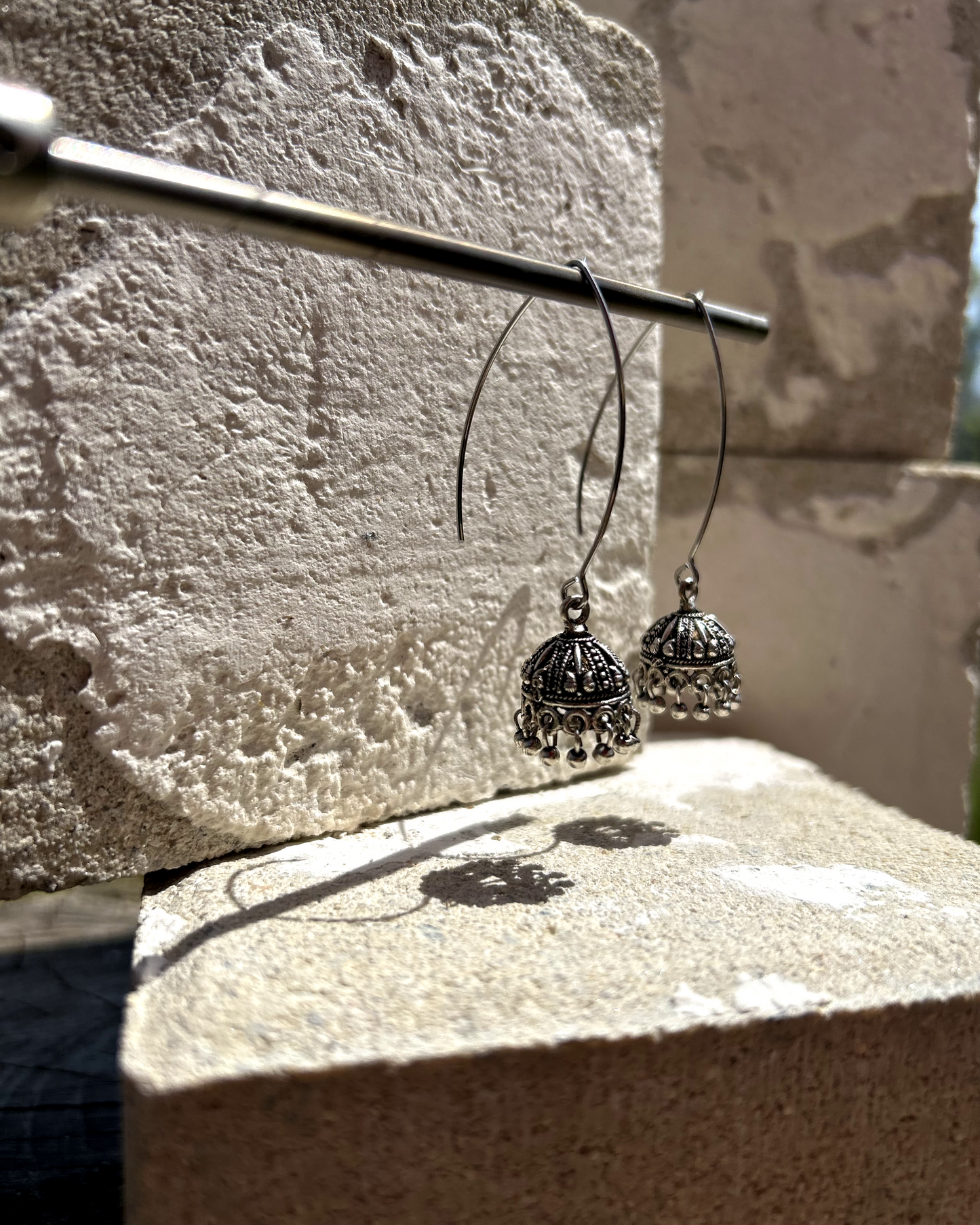 Deux boucles d’une simplicité absolue, réalisées à partir d’un crochet en inox en V, sur lequel j’ai suspendu un charme récupéré d’une paire de boucles d’oreilles indiennes de mariage. J’ai recomposé certaines pampilles disparues grâce à des tiges en acier inoxydable. Un équilibre parfait entre douceur et un parfum d’ailleurs. Vue supendues.