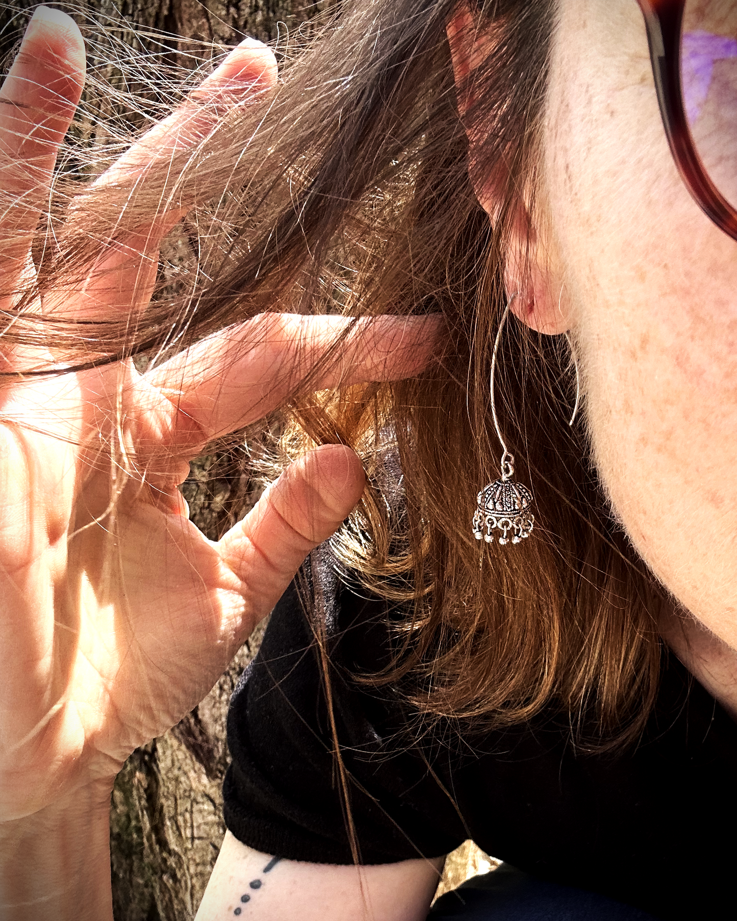 Deux boucles d’une simplicité absolue, réalisées à partir d’un crochet en inox en V, sur lequel j’ai suspendu un charme récupéré d’une paire de boucles d’oreilles indiennes de mariage. J’ai recomposé certaines pampilles disparues grâce à des tiges en acier inoxydable. Un équilibre parfait entre douceur et un parfum d’ailleurs. ue portées.