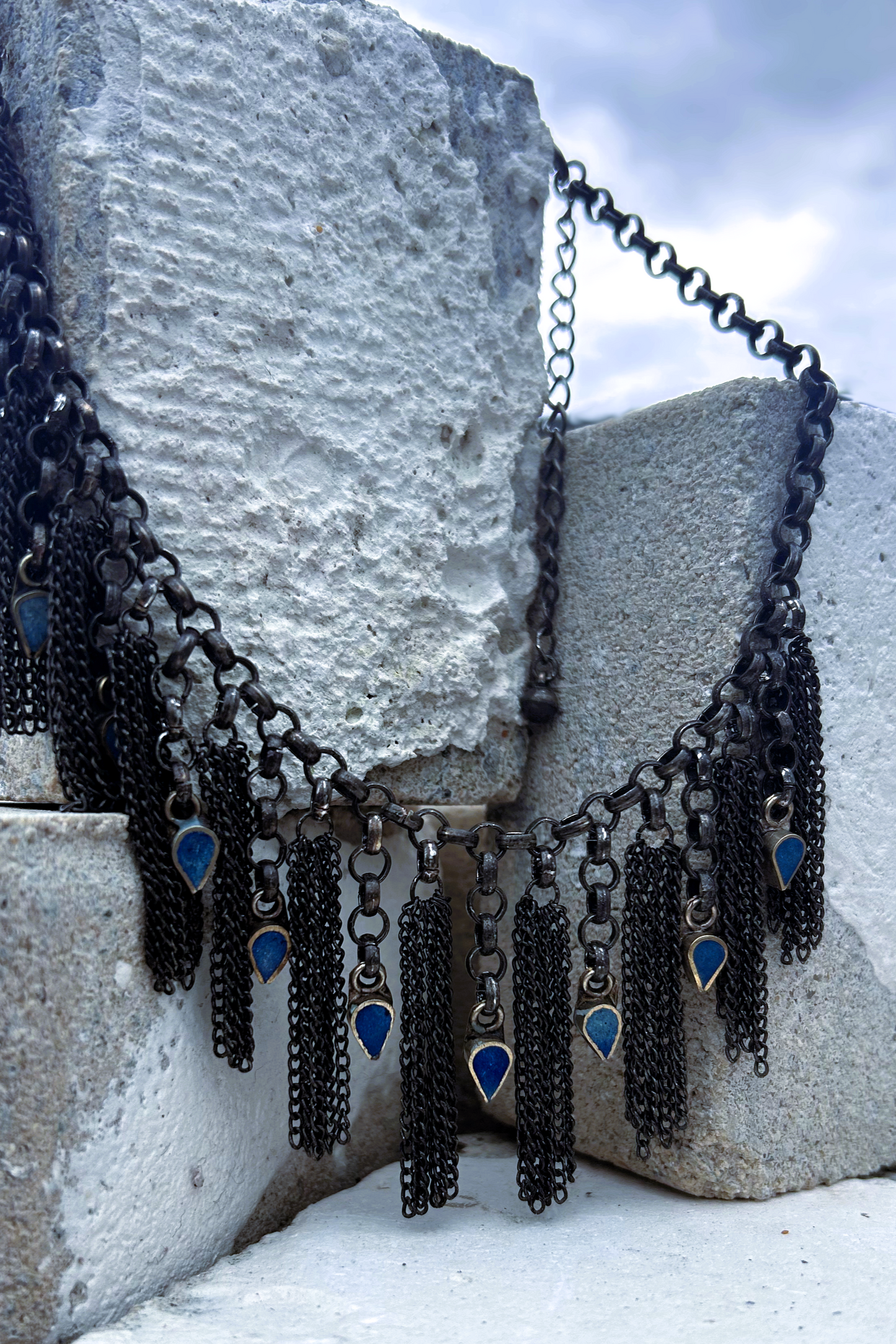 Collier en inox réalisé à de vieux maillons d'un collier cascade, de pampilles de chaines d'un collier de pampilles et de pendants en pate de verre bleu d'un vieux collier d'Essaouira. 