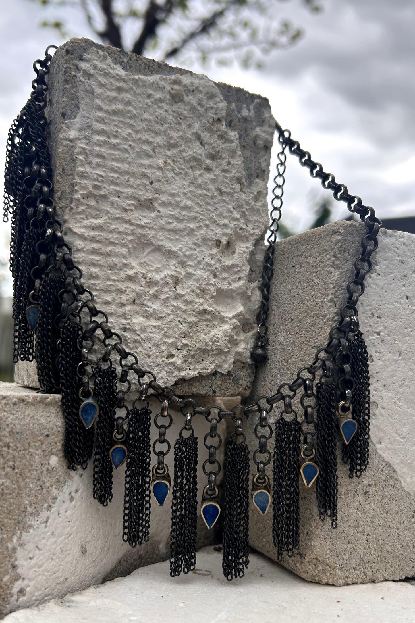 Collier en inox réalisé à de vieux maillons d'un collier cascade, de pampilles de chaines d'un collier de pampilles et de pendants en pate de verre bleu d'un vieux collier d'Essaouira. 