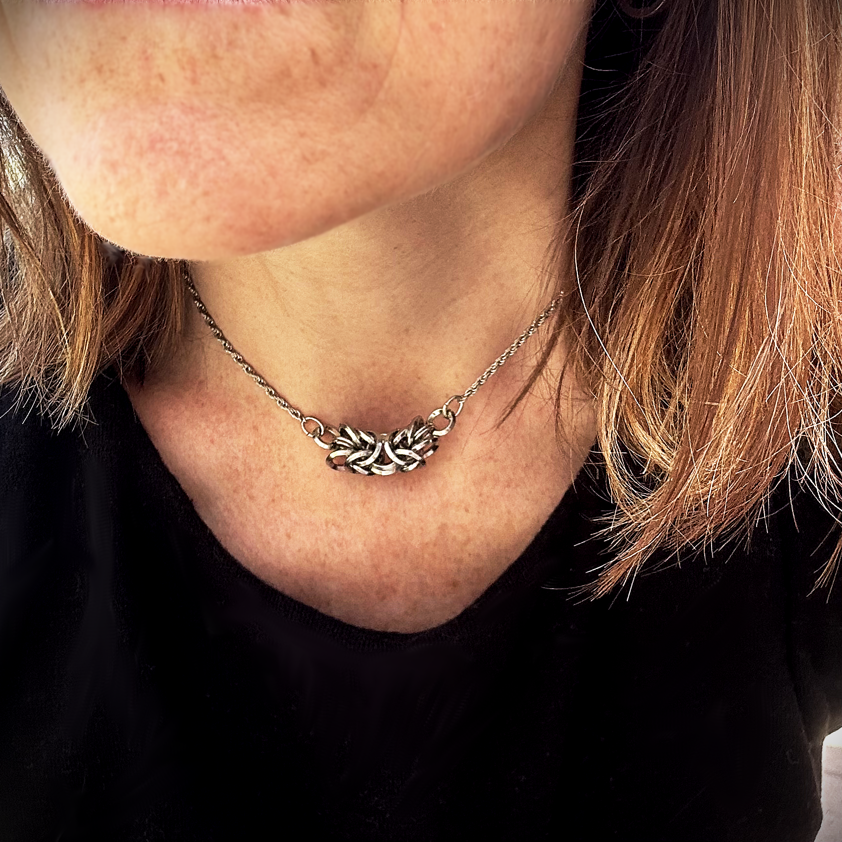 Ce collier ras-de-cou de 37 cm est composé d'une chaîne torsadée en acier inoxydable, récupérée sur un collier vintage avec médaillon central, au centre de laquelle j'ai intégré trois centimètres de maille byzantine.

J'ai soigneusement assemblé et structuré cette maille, appelée byzantine, à partir d'anneaux en acier inoxydable 304 (8 × 1,8 mm et 10 × 1,8 mm), préformés et sélectionnés pour leur solidité et leur finition biseautée. Vue portée