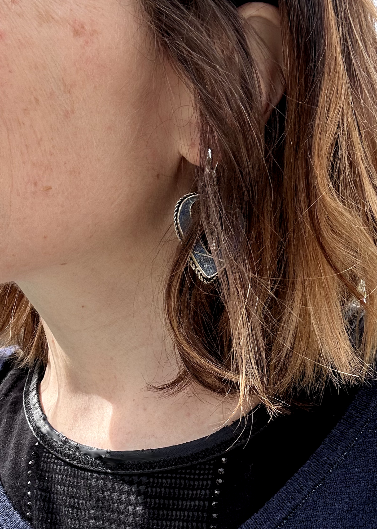 Boucles d'oreilles créée à parti de deux pendentifs d'un vieux collier d'Esaaouira; sciés, émerisés, polis, ils sont montées sur crochets simples en argent 950 (non soudés), au centre de ces coeurs (Hato en japonais), sont suspendus des petites pampilles indiennes. Vue portées de profil