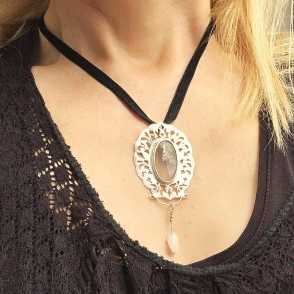 Lichen - Collier style choker: velours noir et pendentif en argent