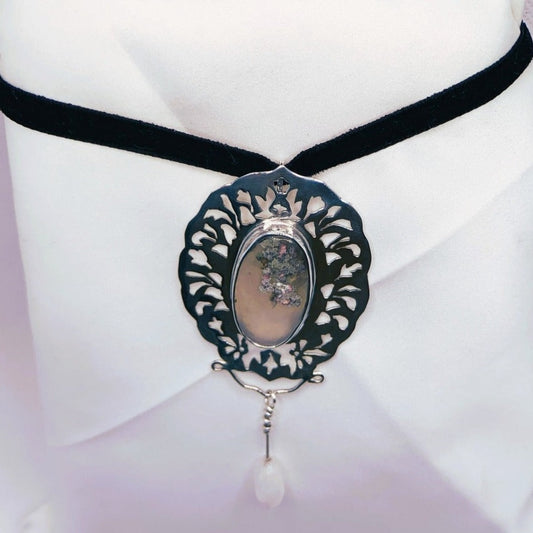 Lichen - Collier style choker: velours noir et pendentif en argent