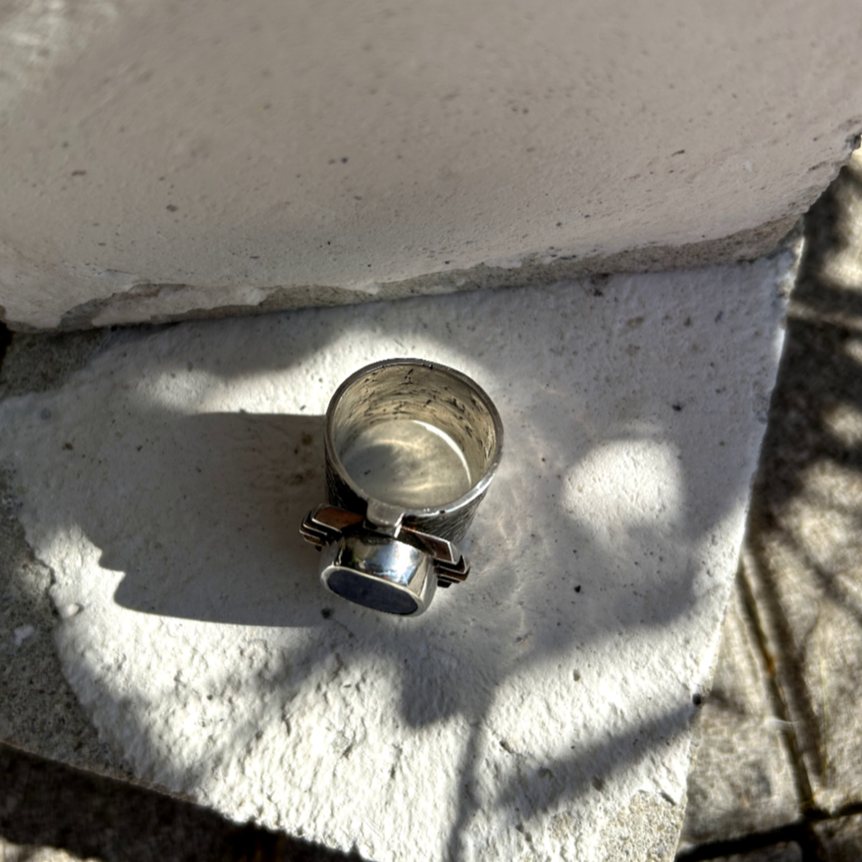 Bague Moksha vue de tranche- L'intérieur du jonc a été émerisé mais en gardant des marques de poinçonnage en mémoire. Matifié et poli.