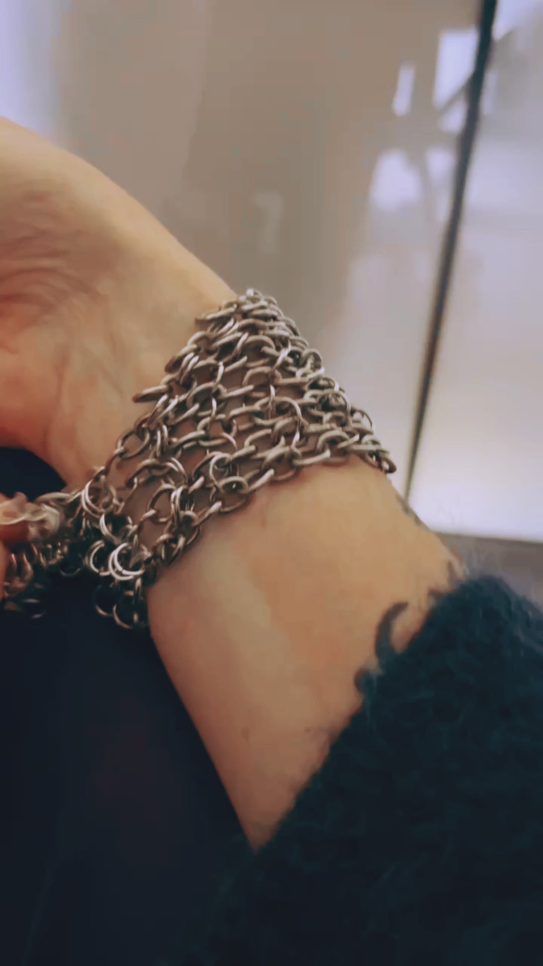 Bracelet de force conçu à partir de mailles récupérées sur deux anciens colliers en cascade, reliées par des anneaux en inox plus fins sur la largeur. Deux pendentifs sertis en pâte de verre bleue, provenant d’un vieux collier d’Essaouira, sont directement attachés aux anneaux du bracelet. Il se ferme grâce à huit crochets à la française, fabriqués à partir de huit maillons de bracelet. Dimensions : 8 cm de hauteur, 18 cm de largeur ; adapté à un poignet de 17 cm de pourtour. Vidéo présentation des attaches