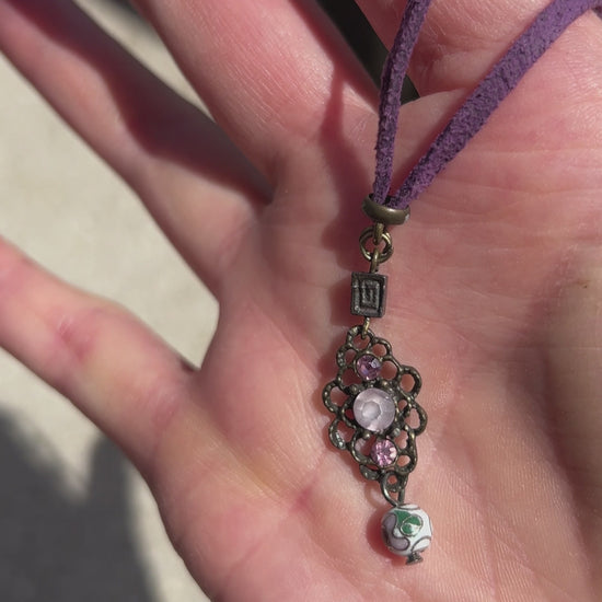 Vidéo du collier Sumire au solel pour montrer la brillance des peites pierres incrustées.