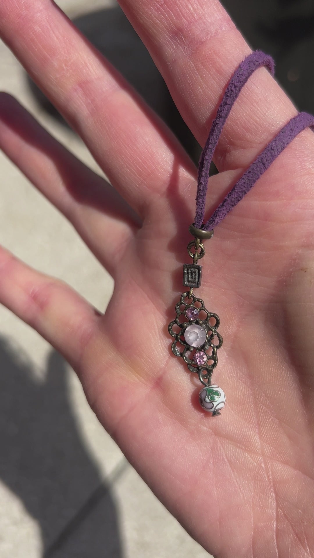 Vidéo du collier Sumire au solel pour montrer la brillance des peites pierres incrustées.