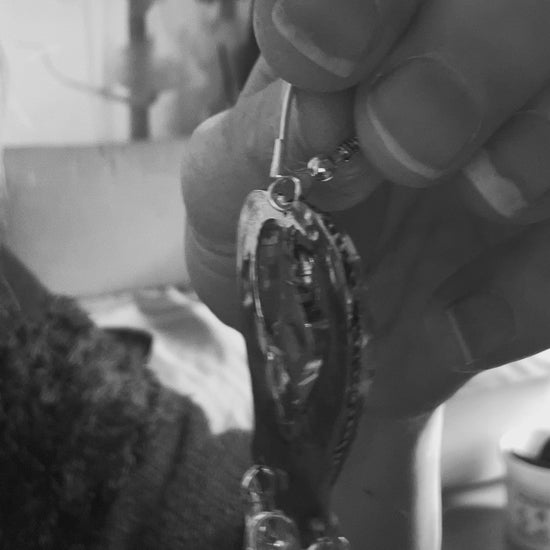 Vidéo expliquant comment ouvrir les dormeuses en argent, car les boucles sont fermées dans le bas de la dormeuse, sont non soudés. Il est nécessaire d'écarte la boucle de dormeuse  à la main tout en maintenant la base pour ne pas tout arracher, ensuite la boucle se referme sans soucis, le métal est solide et "à ressort"