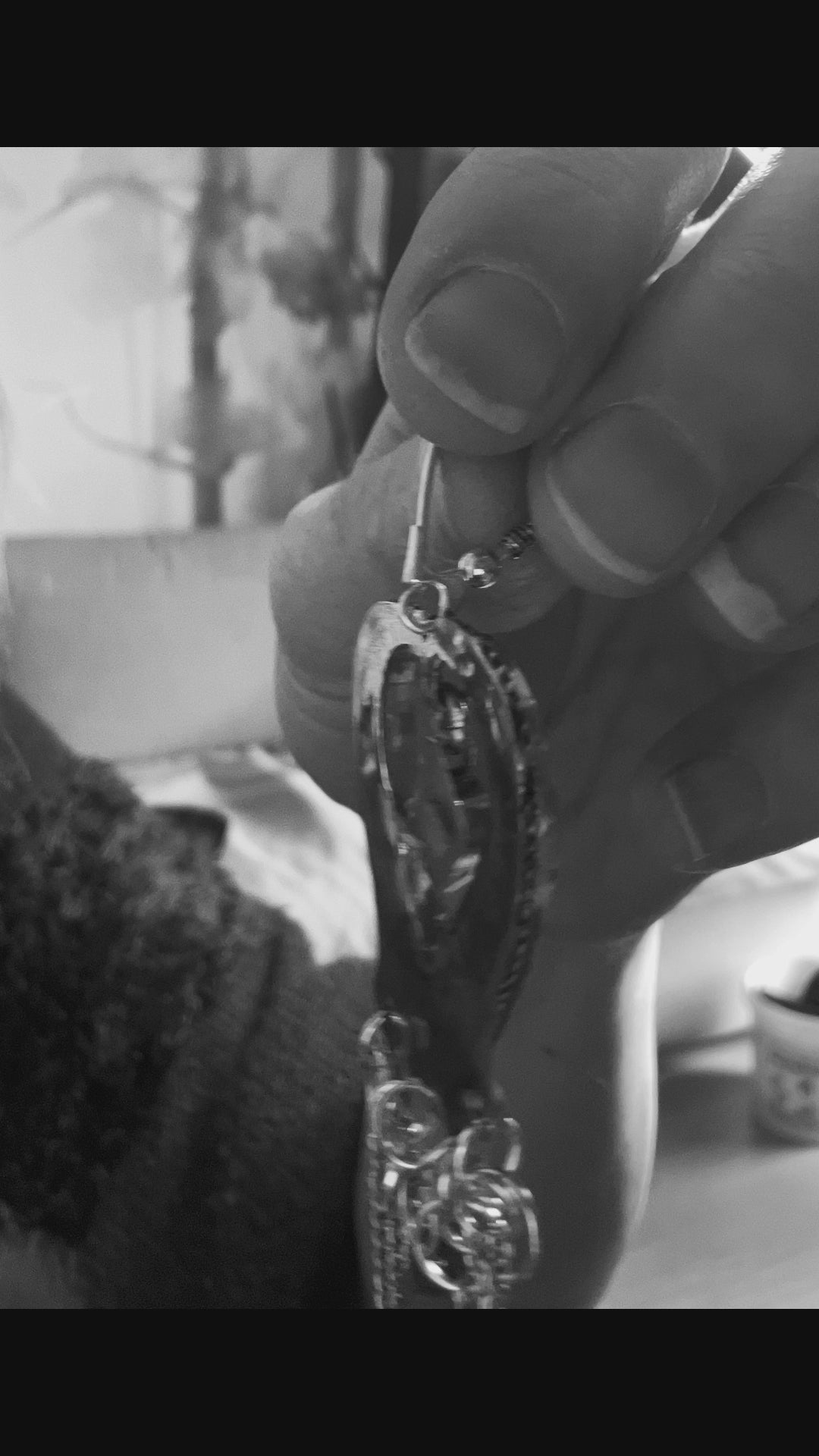 Vidéo expliquant comment ouvrir les dormeuses en argent, car les boucles sont fermées dans le bas de la dormeuse, sont non soudés. Il est nécessaire d'écarte la boucle de dormeuse  à la main tout en maintenant la base pour ne pas tout arracher, ensuite la boucle se referme sans soucis, le métal est solide et "à ressort"